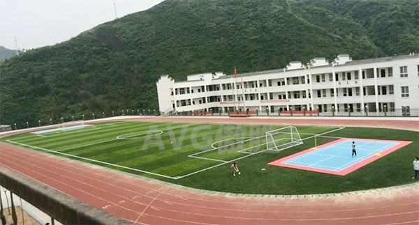 大中學(xué)校運動場地用人造草坪需要注重什么因素呢？